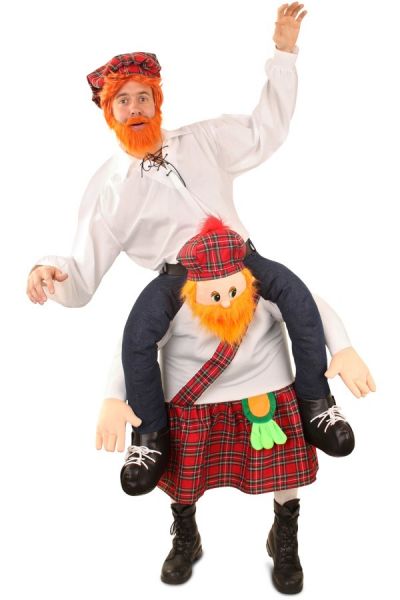 Grappige Piggyback gedragen me Schotse man kostuum